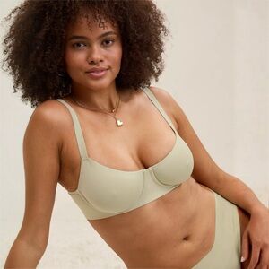 NWT Aerie SMOOTHEZ Seamless Unlined Bra
Color: Green Sheen